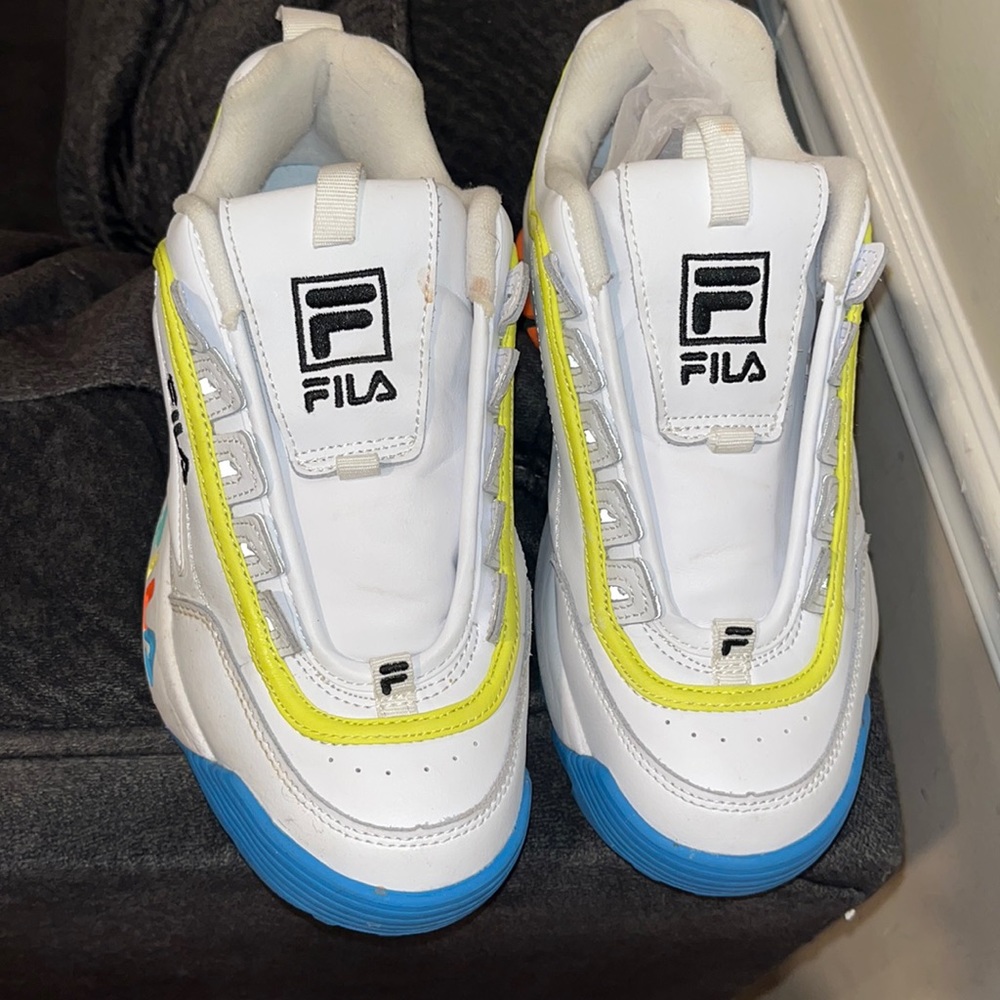 Womens Fila Sneakers Size 9 good condition no laces